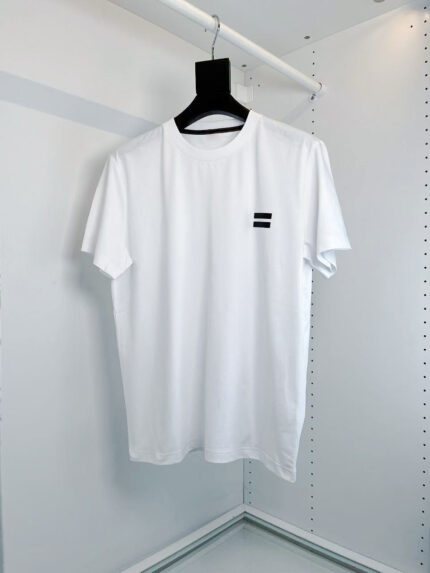T-shirt bianca moda casual con strisce nere sul petto, stile minimalista e versatile.