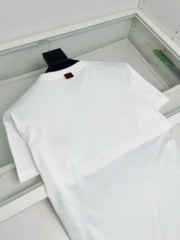 Maglietta bianca minimalista in contenitore trasparente, ideale per stile casual e qualità elevata.