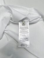Maglietta bianca con etichetta e dettagli, morbida e comoda, perfetta per usi casual e eleganti.