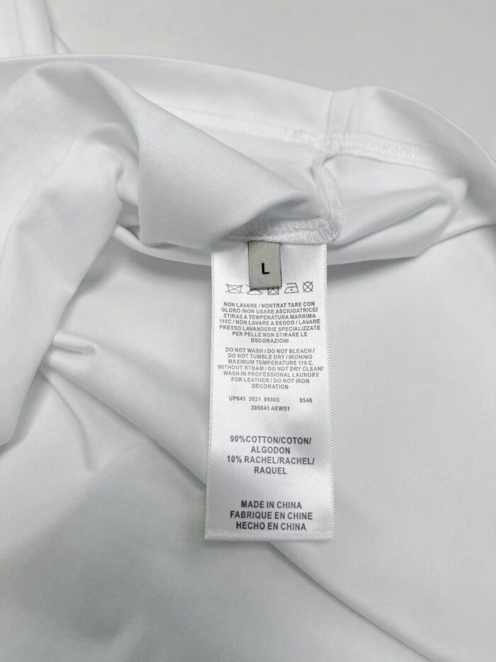 Maglietta bianca con etichetta e dettagli, morbida e comoda, perfetta per usi casual e eleganti.