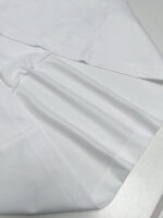 Tessuto bianco morbido e lucido, perfetto per abbigliamento e decorazioni eleganti.