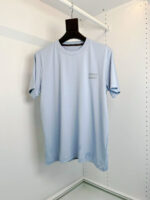 Maglietta celeste casual con logo sottile, vestibilità comoda e stile minimalista.