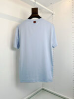 Maglietta azzurra casual in cotone, semplice e versatile, su perno di legno.