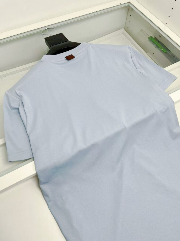 Maglietta celeste in cotone a manica corta, stile minimalista e confortevole per ogni occasione.