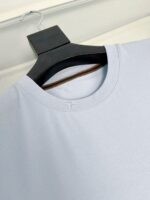 Maglietta blu chiaro in cotone morbido, casual e versatile, ideale per look rilassati e pratici.