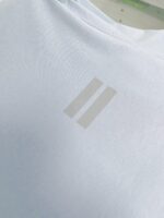 Camicia azzurro chiaro minimalista con design grigio moderno e cuciture di qualità.