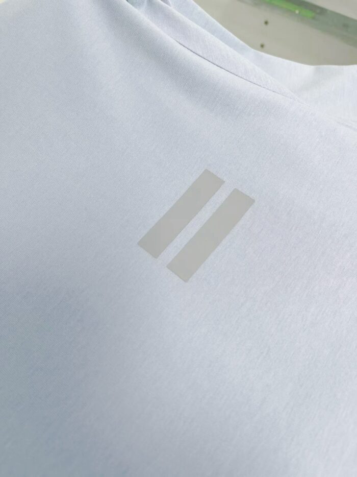 Camicia azzurro chiaro minimalista con design grigio moderno e cuciture di qualità.
