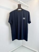 Maglietta navy blu con strisce laterali, tessuto morbido, stile casual e moderno.