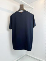 Maglietta navy blue minimalista e versatile, con design classico e tessuto comodo.