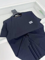 Maglietta navy minimalista con logo a strisce bianche, stile casual e raffinato.