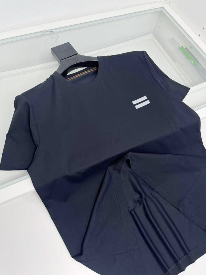 Maglietta navy minimalista con logo a strisce bianche, stile casual e raffinato.