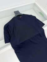 Maglietta nera basic a manica corta, perfetta per look casual ed elegante.