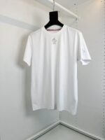 Maglietta bianca minimalista con ricamo discreto, stile elegante e casual, su fondo neutro.