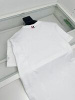 T-shirt bianca semplice con colletto con strisce rosse e blu, naturale e versatile.