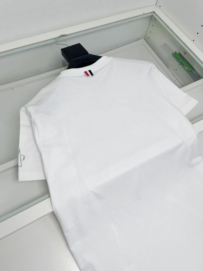 T-shirt bianca semplice con colletto con strisce rosse e blu, naturale e versatile.