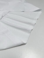 Camicia bianca elegante con plissettature e dettagli raffinati per occasioni formali e professionali.