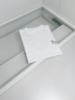 T-shirt bianca minimalista con logo discreto, stile semplice e versatile, perfetta per ogni occasione.