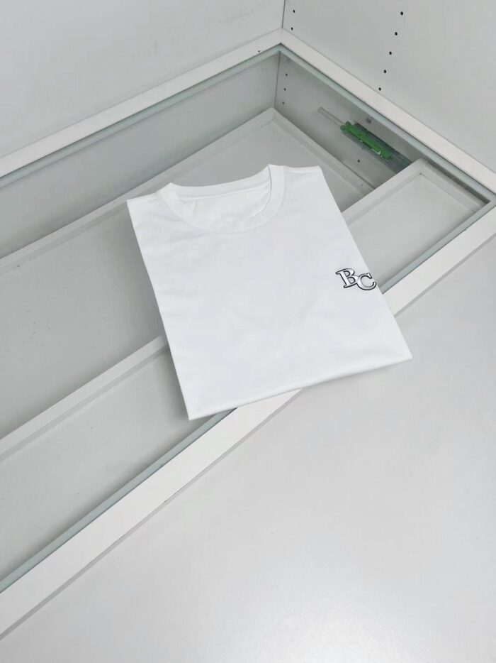 T-shirt bianca minimalista con logo discreto, stile semplice e versatile, perfetta per ogni occasione.