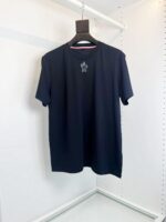 Maglietta navy blue semplice con logo minimalista, casual e versatile per ogni occasione.