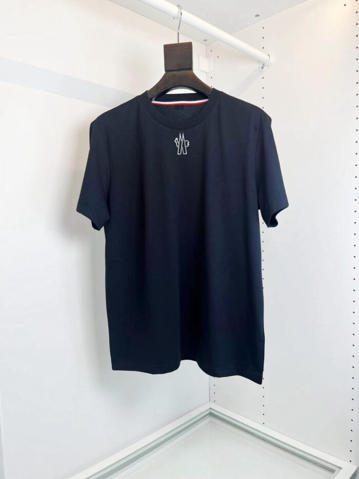 Maglietta navy blue semplice con logo minimalista, casual e versatile per ogni occasione.