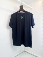 Maglietta navy blue con dettaglio rosso sul colletto, moderno e versatile per ogni occasione.