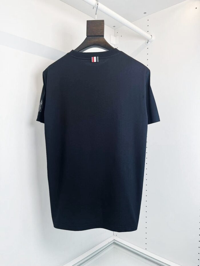 Maglietta nera minimalista con tag francese, moderna, comoda e versatile.