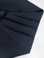 Vestaglia in cotone navy elegante con pieghe raffinate e dettagli di alta qualità.