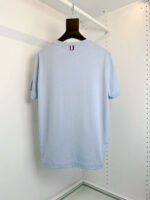 Maglietta celeste semplice con logo francese, tessuto morbido, stile moderno e look fresco.