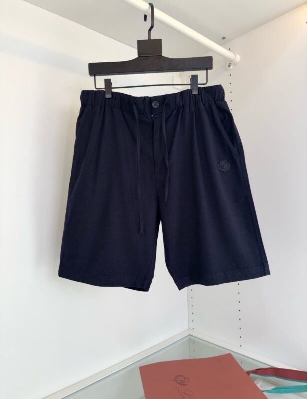 Pantaloncini casual navy con micromisure elasticizzate, pratici e ideali per lestate.