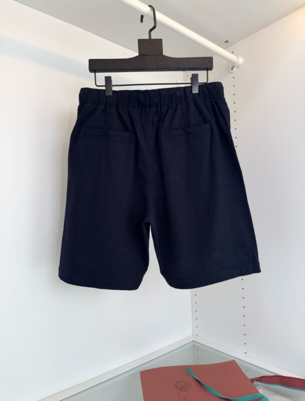 Pantaloncini estivi in cotone navy, casual e confortevoli, perfetti per l’outdoor e il relax.