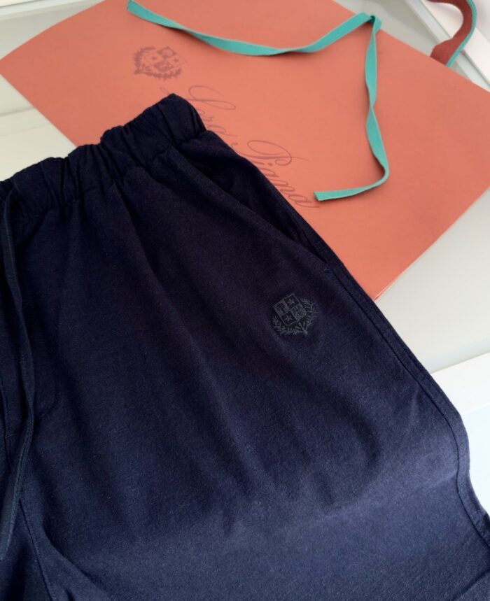 Shorts navy blu con elastico, regalo rosa corallo e nastro azzurro elegante.