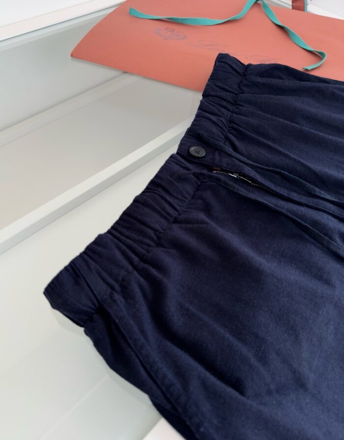 Pantaloni casual navy con dettagli colorati e accessori moderni in stile minimalista e versatile.