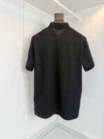 Maglietta polo nera elegante, semplice e versatile, perfetta per ogni outfit e occasione.