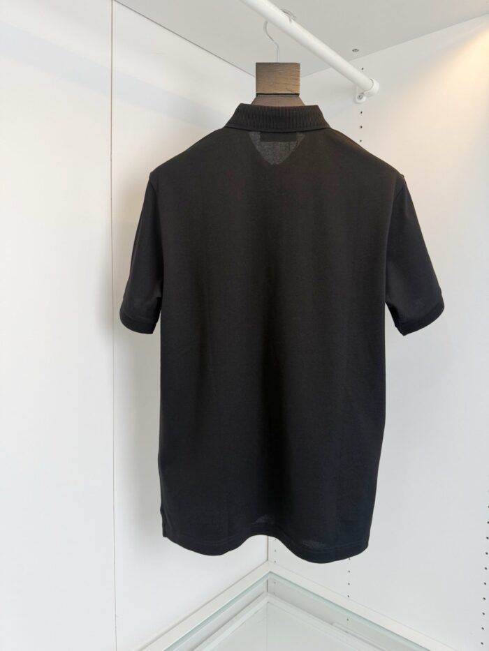 Maglietta polo nera elegante, semplice e versatile, perfetta per ogni outfit e occasione.