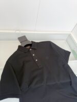 Maglietta polo nera classica con logo discreto, stile elegante e design minimalista.