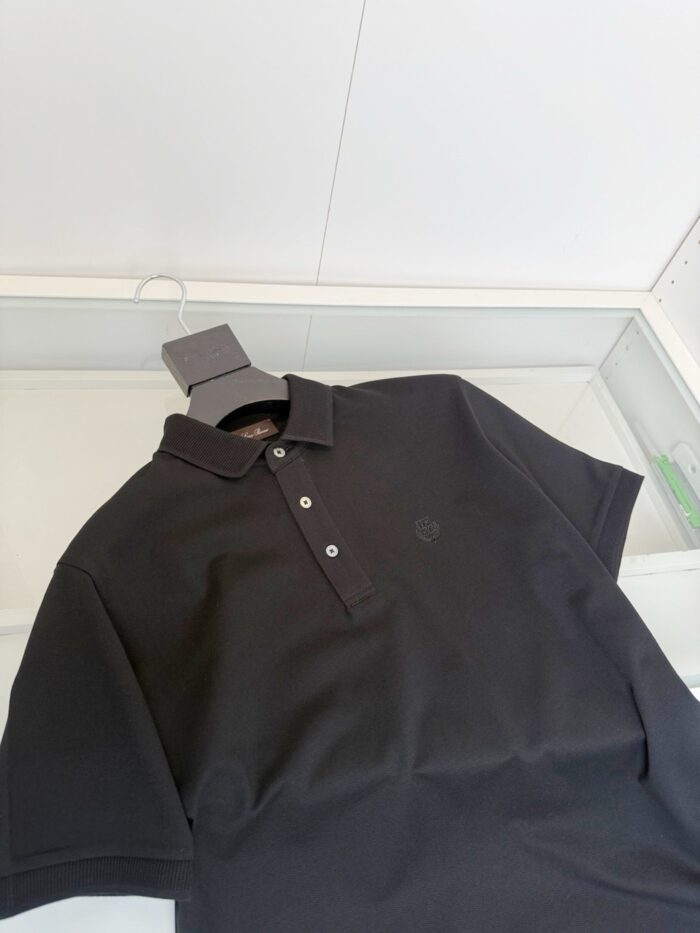 Maglietta polo nera classica con logo discreto, stile elegante e design minimalista.