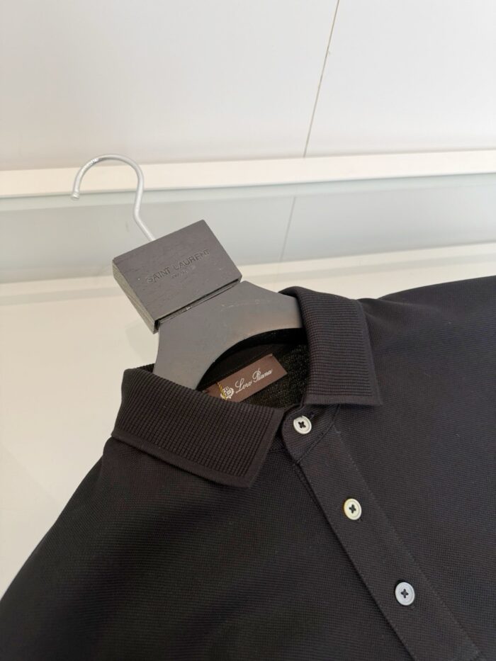 Maglietta polo nera elegante su gancio, design classico e tessuto morbido e di qualità.