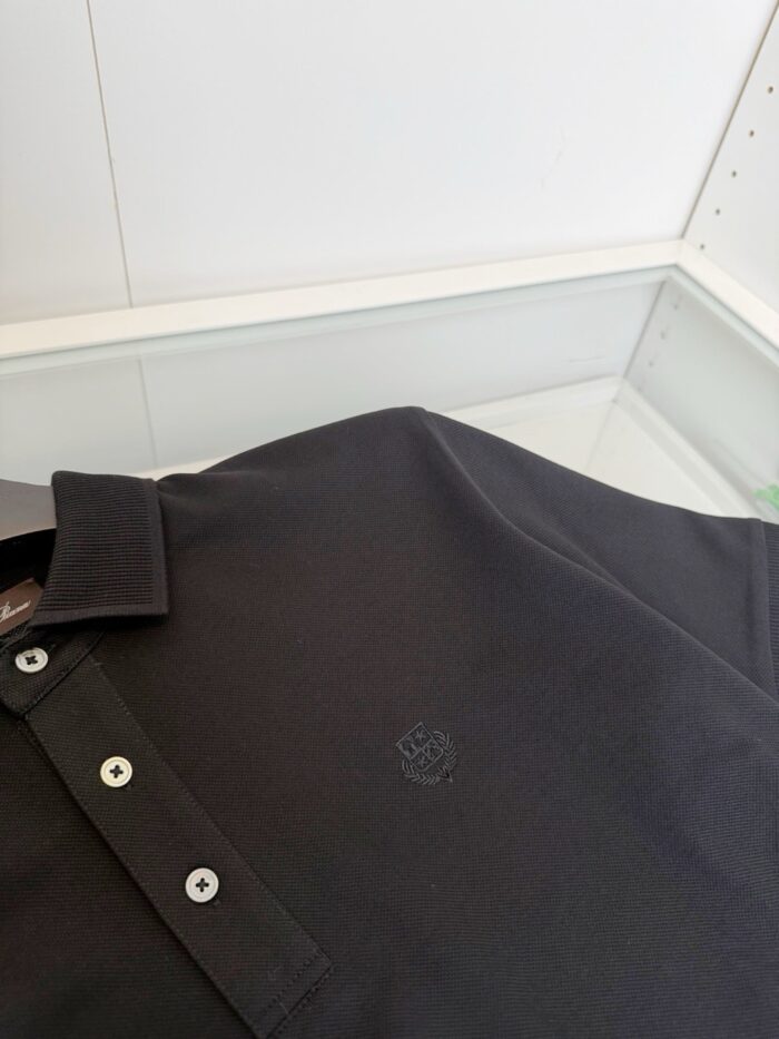 Maglietta polo nera uomo con logo minimalista, collare classico e dettagli eleganti.