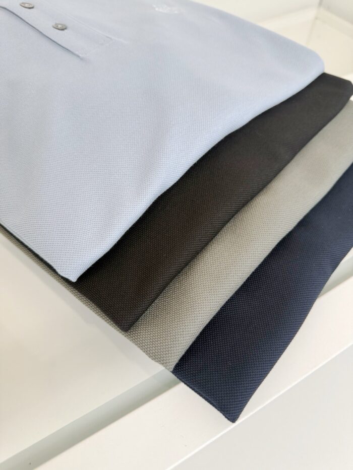 Pile di polo classiche colorate, casual e versatile per ogni occasione.