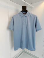 Maglietta polo blu chiaro, stile casual e raffinato, perfetta per ogni occasione.