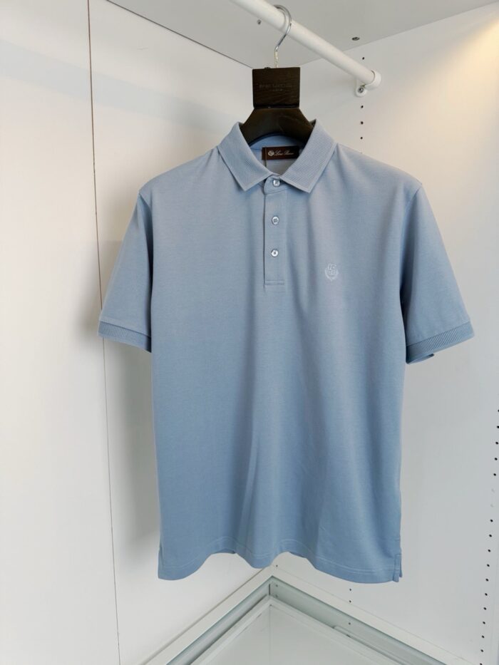 Maglietta polo blu chiaro, stile casual e raffinato, perfetta per ogni occasione.