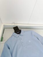 Maglietta polo blu chiaro con logo ricamato, stile casual e vestibilità confortevole.