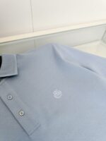 Maglietta polo azzurra elegante e casual, perfetta per ogni occasione.