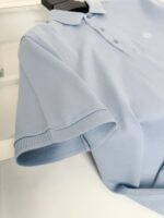 Maglietta polo azzurra elegante in cotone, ideale per look casual e sofisticati.