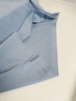 Camicia blu pastello elegante, cotone di qualità, dettagli curati e vestibilità versatile.