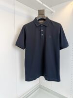 Maglietta polo blu navy elegante, versatile, con colletto classico e dettaglio logo sul petto.