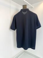 Maglietta polo navy classica con dettaglio moderno, elegante e versatile, perfetta per ogni occasione casual.