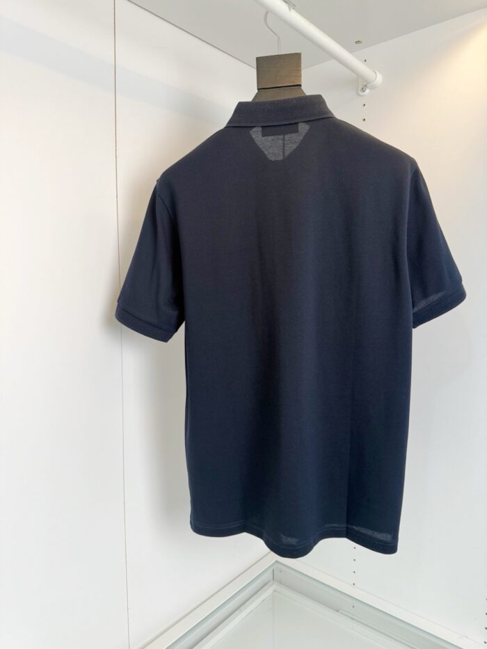 Maglietta polo navy classica con dettaglio moderno, elegante e versatile, perfetta per ogni occasione casual.