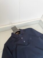Polo navy elegante e casual in tessuto resistente, perfetto per ogni occasione.