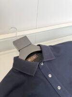 Maglietta polo navy classica da uomo in tessuto traspirante e stile elegante.